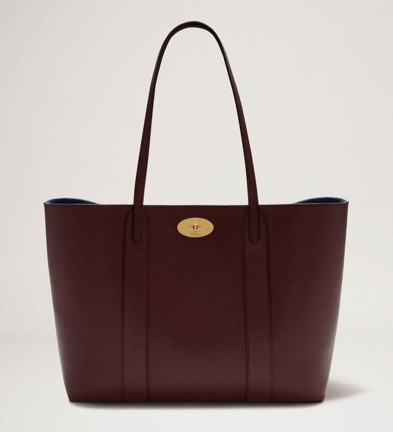 Mulberry Väska Bayswater Tote Burgundy visar en rymlig vinröd axelväska i läder, modell HH4589/205K536