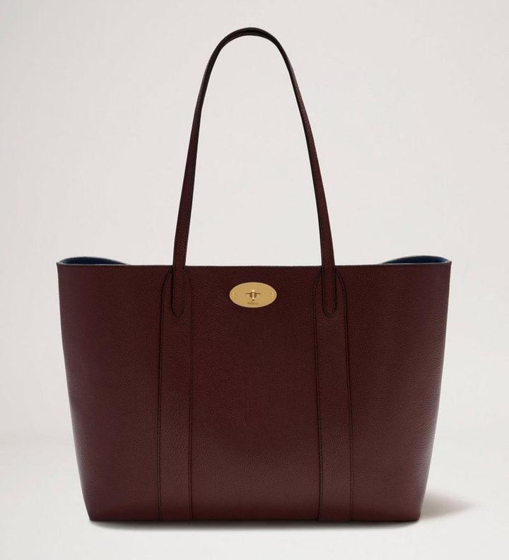 Mulberry Väska Bayswater Tote Burgundy visar en rymlig vinröd axelväska i läder, modell HH4589/205K536