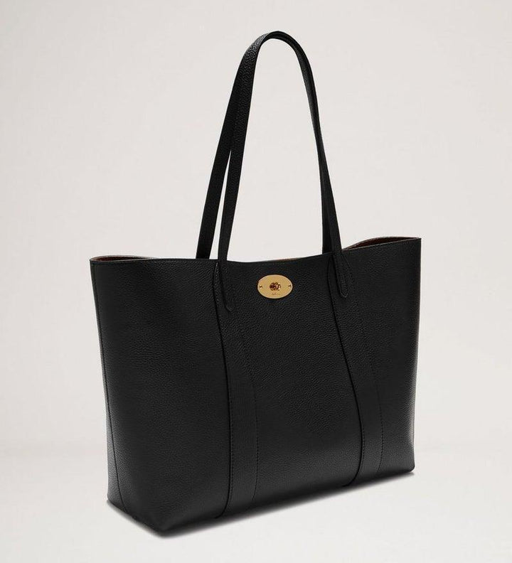 Mulberry Väska Bayswater Tote Classic Grain Black visar svart läderväska med gulddetalj. Modell HH4589205A330.