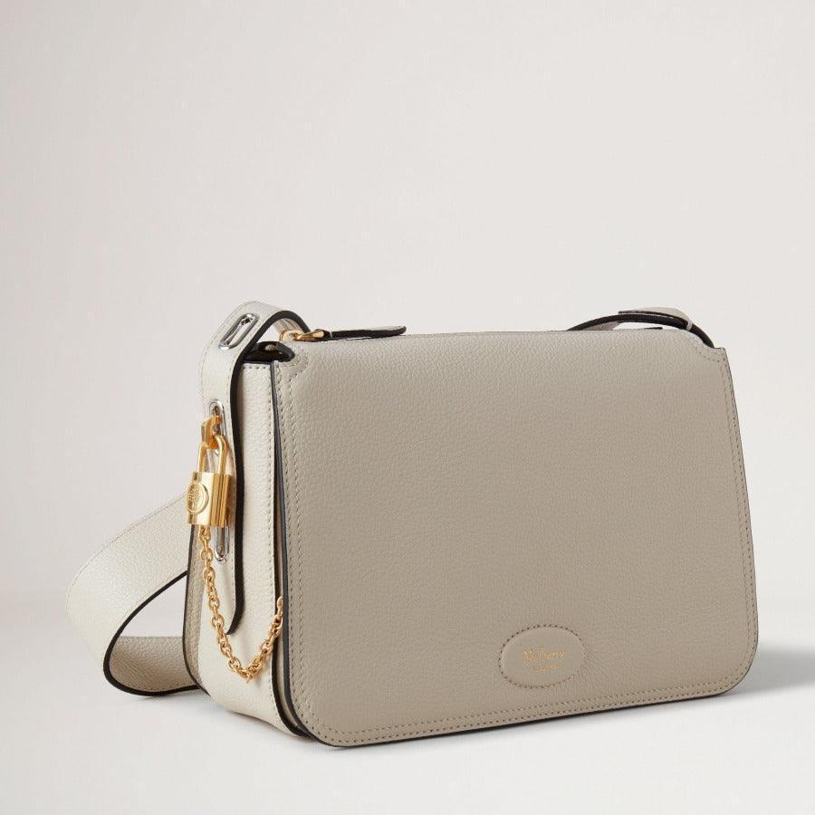 Mulberry Väska Billie Chalk Small Classic Grain i ljust läder med axelrem och gulddetaljer, Modell HH8301205W160