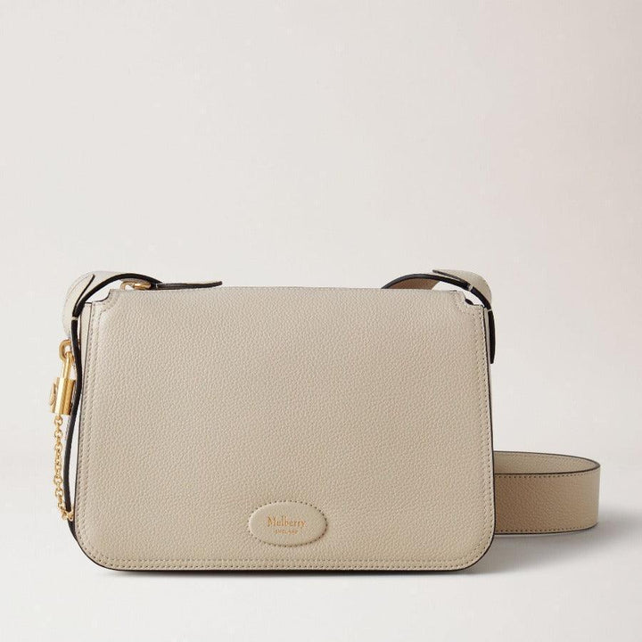 Mulberry Väska Billie Chalk Small Classic Grain visar en liten beige axelväska i läder med guldfärgade detaljer. Modell hh8301205w160