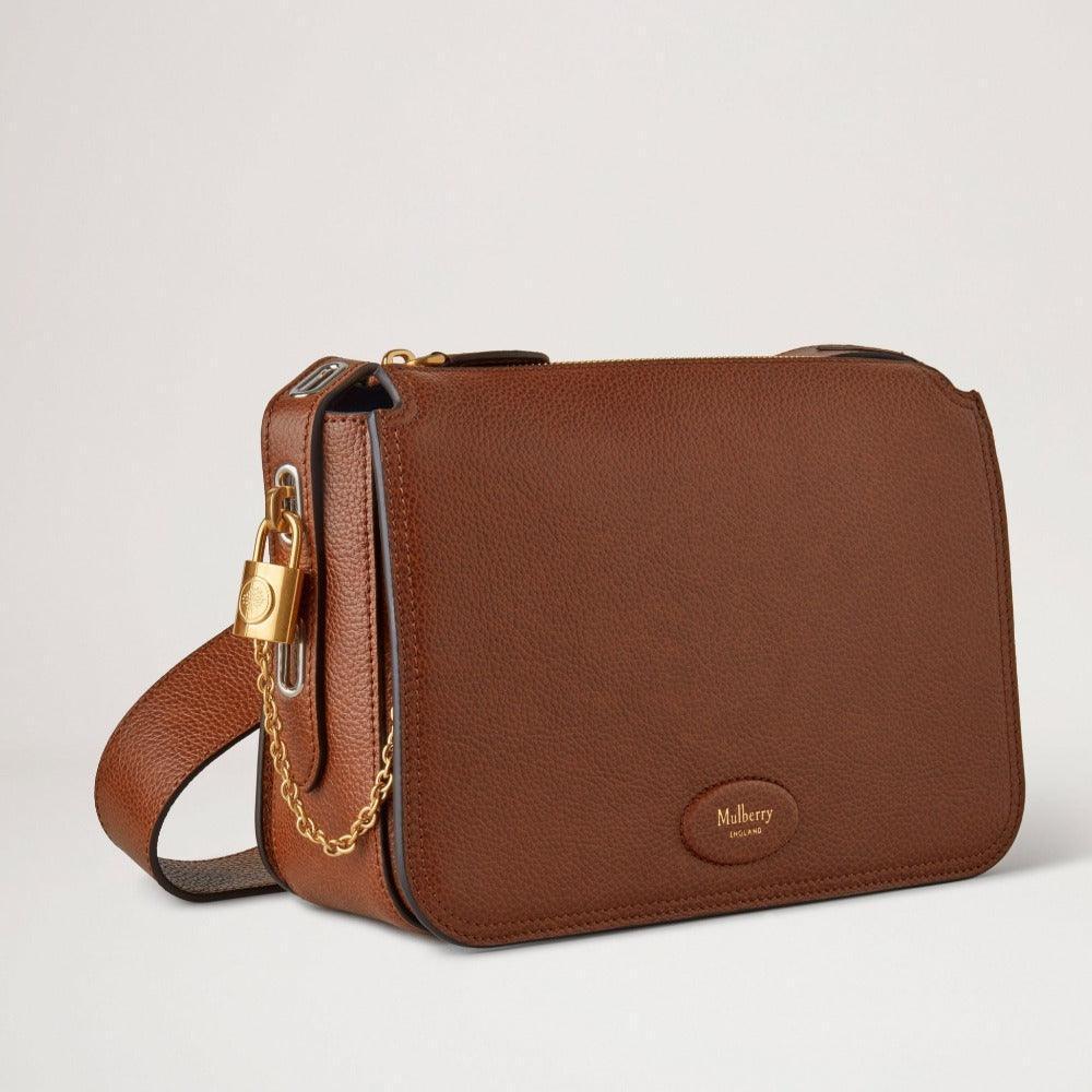 Mulberry Väska Billie Small Classic Grain Oak i brunt läder med guldfärgad kedja och hänglås. Modell HH8998552G110