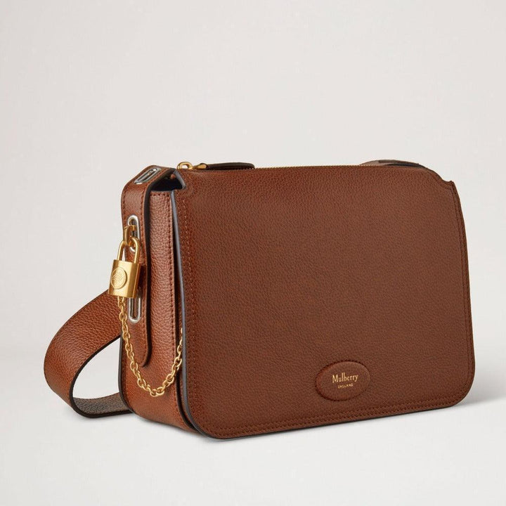 Mulberry Väska Billie Small Classic Grain Oak i brunt läder med guldfärgad kedja och hänglås. Modell HH8998552G110