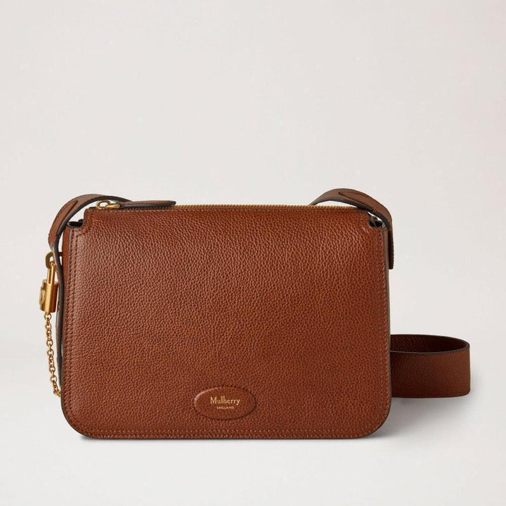 Mulberry Väska Billie Small Classic Grain Oak i brunt präglat läder med axelrem och gyllene detaljer. Modell HH8998552G110.