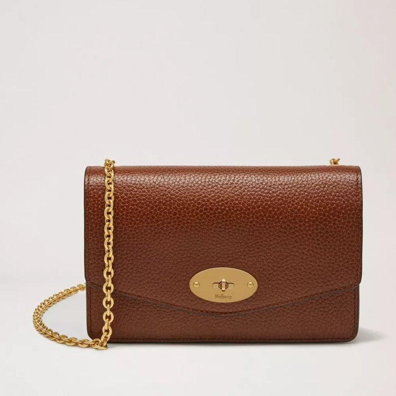 Mulberry Väska Darley Oak Small Classic Grain Leather visar en brun läderväska med guldkedja. Modell RL7413552G110