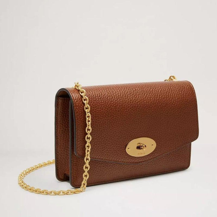 Mulberry Väska Darley Oak Small Classic Grain Leather ses i brunt läder med guldkedja och guldspänne. Modell RL7413552G110.