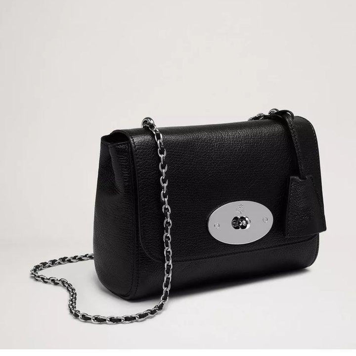 Mulberry Väska Lily Black Glossy Goat i svart läder med silverkedja och detaljer, modell HH1567874A237.