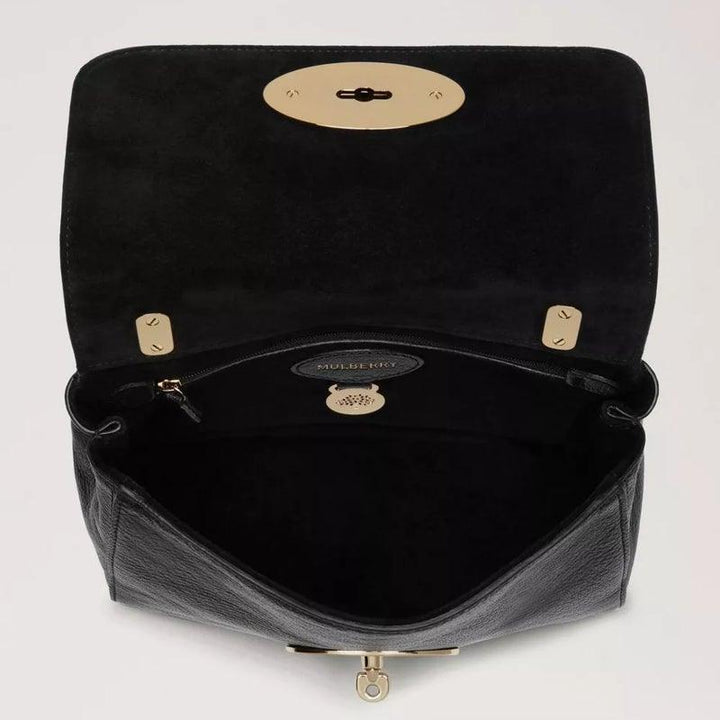 Mulberry Väska Lily Black Glossy Goat med öppet lock och svart läderfoder, detalj på insidan. Modell HH3288874A100