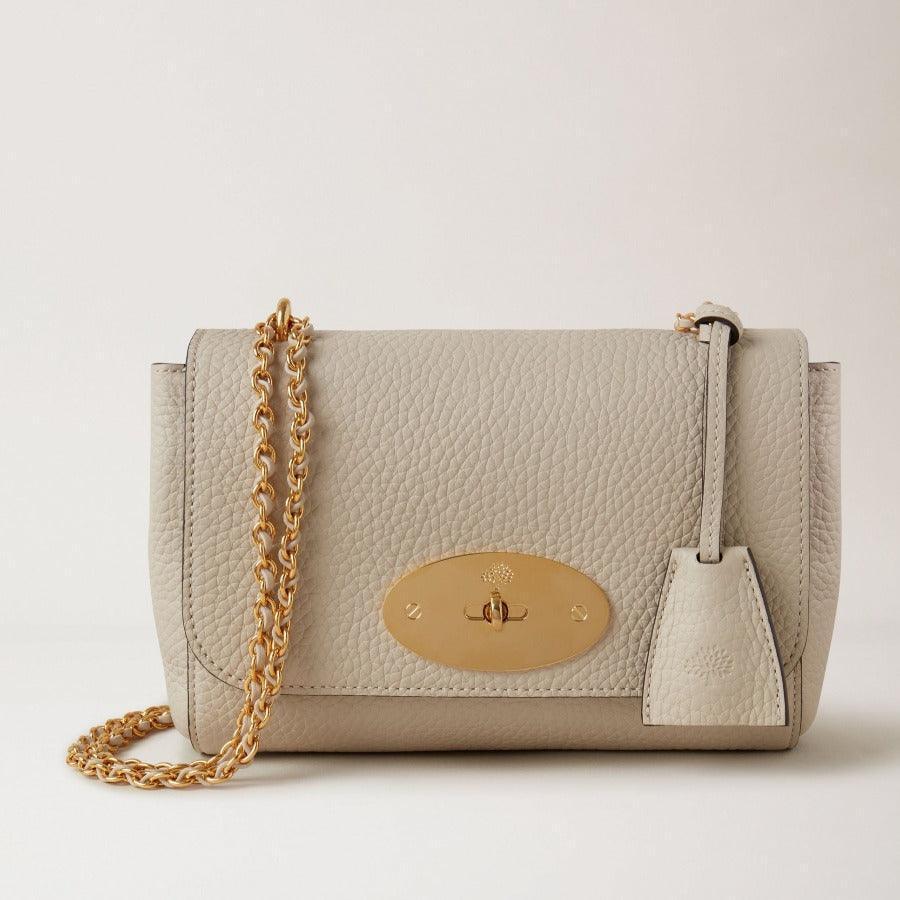 Mulberry väska Lily Chalk Heavy Grain i ljust läder med guldfärgad kedja och stängning. Modell HH6950736W160.