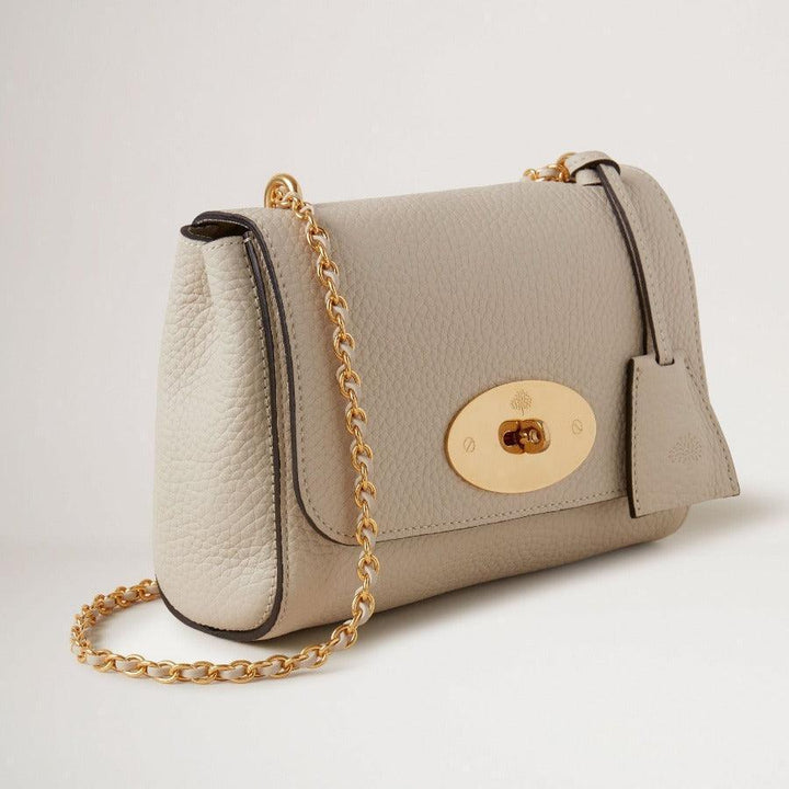 Mulberry Väska Lily Chalk Heavy Grain visar en elegant axelväska i ljusgrått, kraftigt läder med guldkedja. Modell HH6950736W160