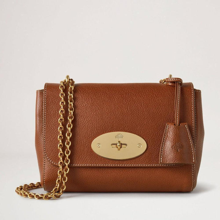 Mulberry Väska Lily Arv NVT visar en brun axelväska i skinn med guldkedja och guldlås. Modell HH7945275G110