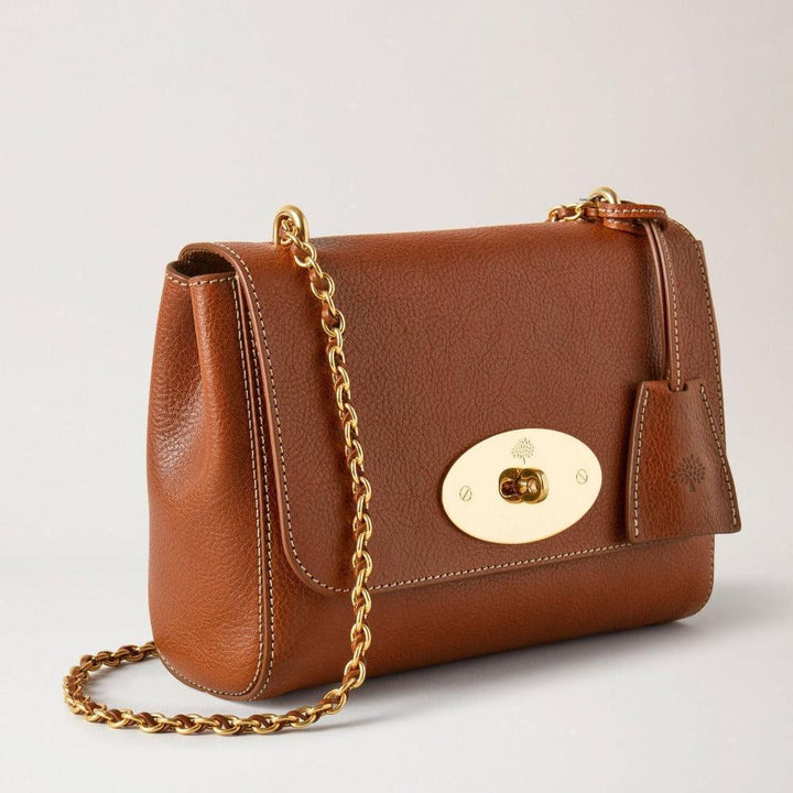 Mulberry Väska Lily Arv NVT visar en brun läderväska med guldkedja och klassiskt lås. Modell HH7945275G110