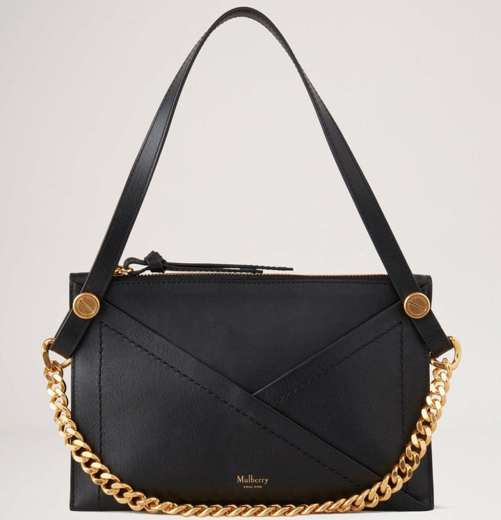 Mulberry Väska M Zipped Pouch Matte Smooth Calf Black sedd framifrån med svart läder, guldkedja och diskret logga. Modell RL7703564A100.