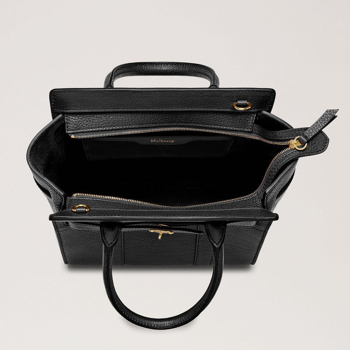 Mulberry Väska med mini dragkedja Bayswater Liten Classic Grain Black, öppen svart läderväska med gulddragkedja och handtag. Modell HH4949205A100