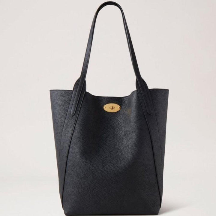 Mulberry Väska North South Bayswater Tote black visar en svart läderväska med guldplåt på framsidan. Modell HH9104/736A100
