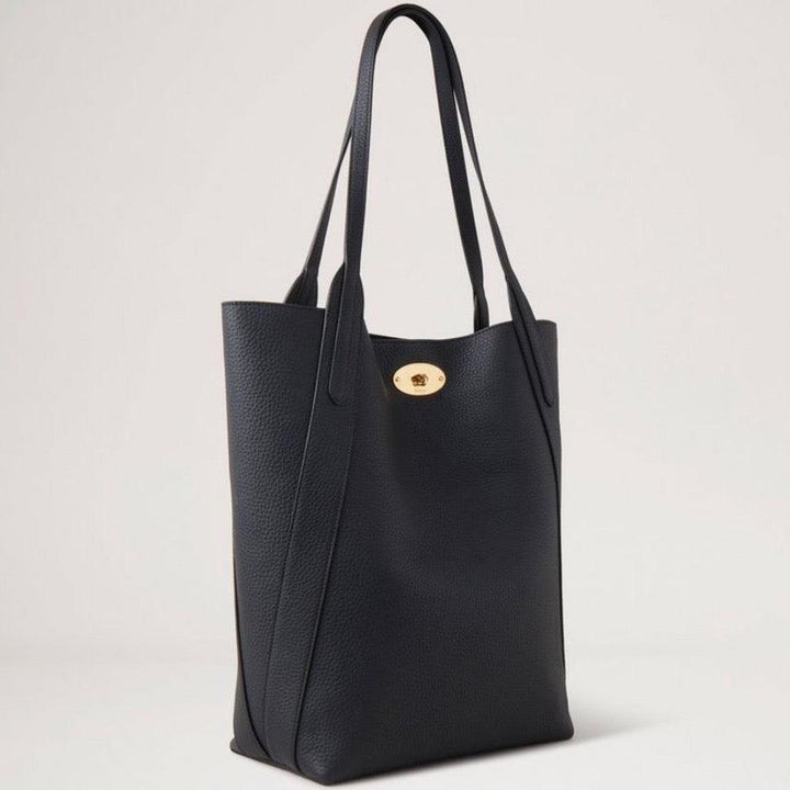 Mulberry Väska North South Bayswater Tote Black visar en svart läderväska med gyllene spänne, modell HH9104/736A100