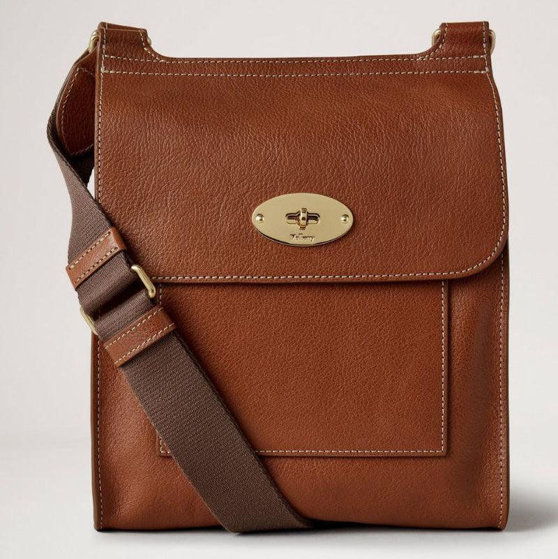 Mulberry Väska liten Antony N arv NVT visar en brun crossbody-väska i läder med guldspänne, modell HH7953/275G110