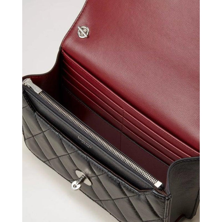 Mulberry Väska liten Darley Svart Quilted Shiny Calf med öppen insida i vinrött läder och kortfickor.
