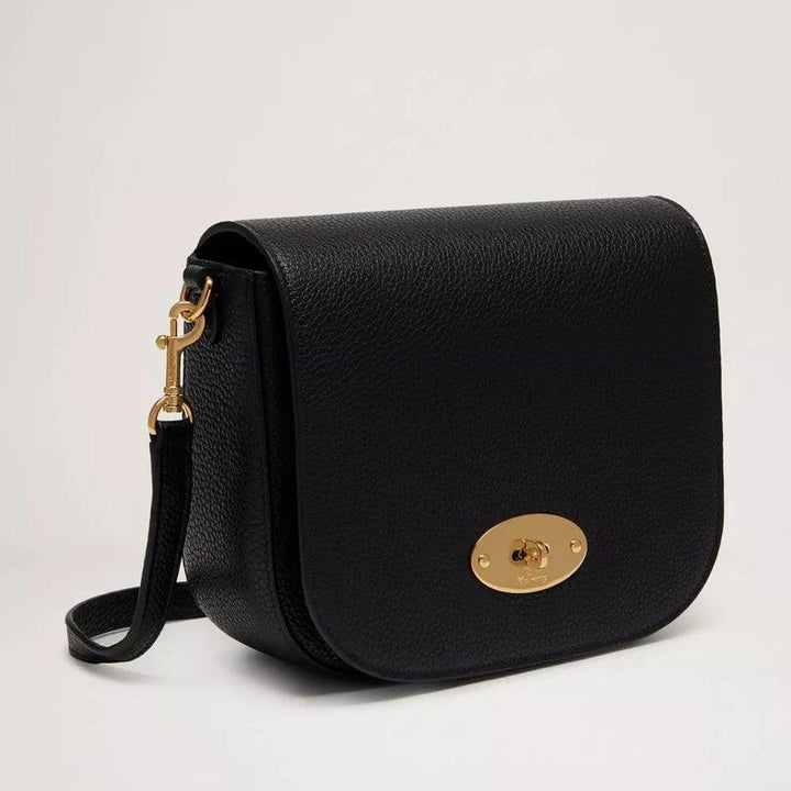 Mulberry Väska liten Darley Satchel Classic Grain Black, elegant svart axelväska i läder med gyllene spänne, modell RL4957/205A100