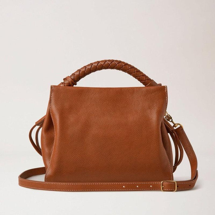 Mulberry Väska Liten Iris Legacy NVT Ek visar en brun läderväska med flätade detaljer och justerbar rem. Modell HH7949275G110