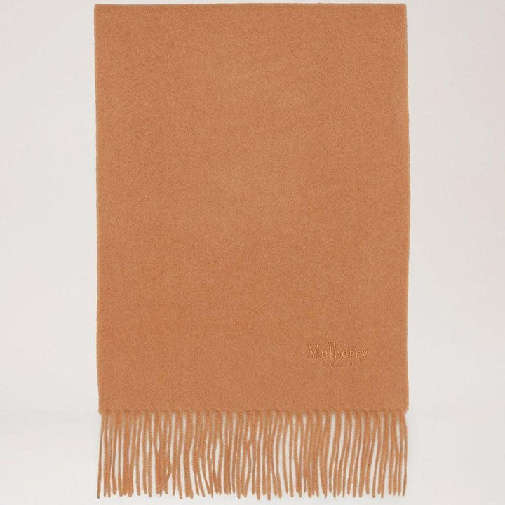 Mulberry Scarf Cashmere Scarf Dark Camel visar en mjuk, vanlig kamelsjal med fransar. Modell VS4460484H684