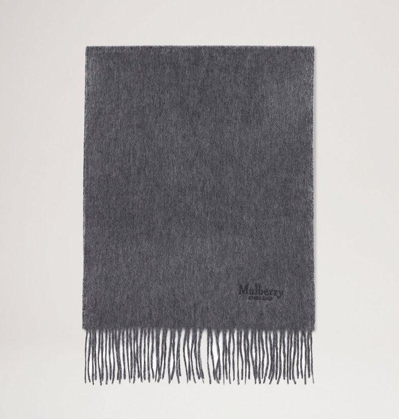 Mulberry Sjal Cashmere Scarf grå i kolgrå kashmir med fransar, sett mot ljus bakgrund. Modell vs4460484c601.