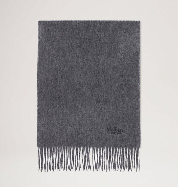 Mulberry Sjal Cashmere Scarf grå i kolgrå kashmir med fransar, sett mot ljus bakgrund. Modell vs4460484c601.