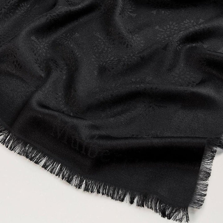 Mulberry Tree Square Silk Black, svart sidenscarf med ton-i-ton-mönster och fransad kant. Modell vs4639709a100