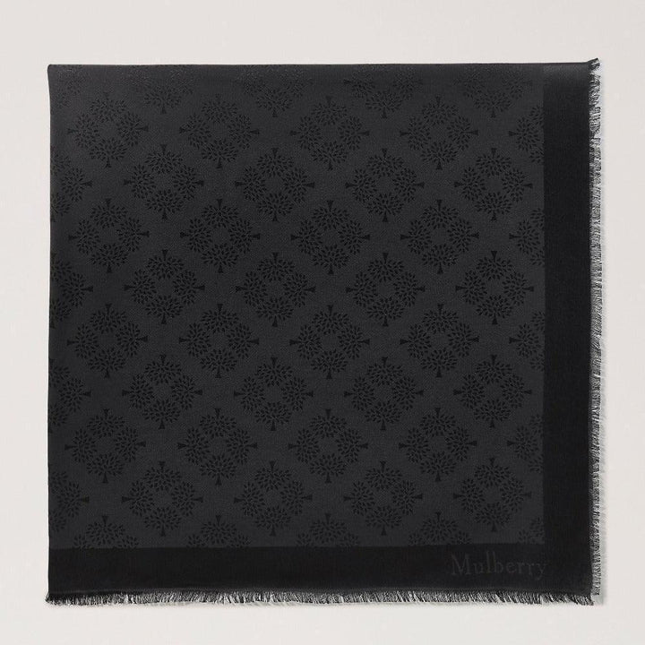 Mulberry Tree Square Silk Svart halsduk i svart siden med mönstrad detalj och fina fransar. Modell VS4639709A100.