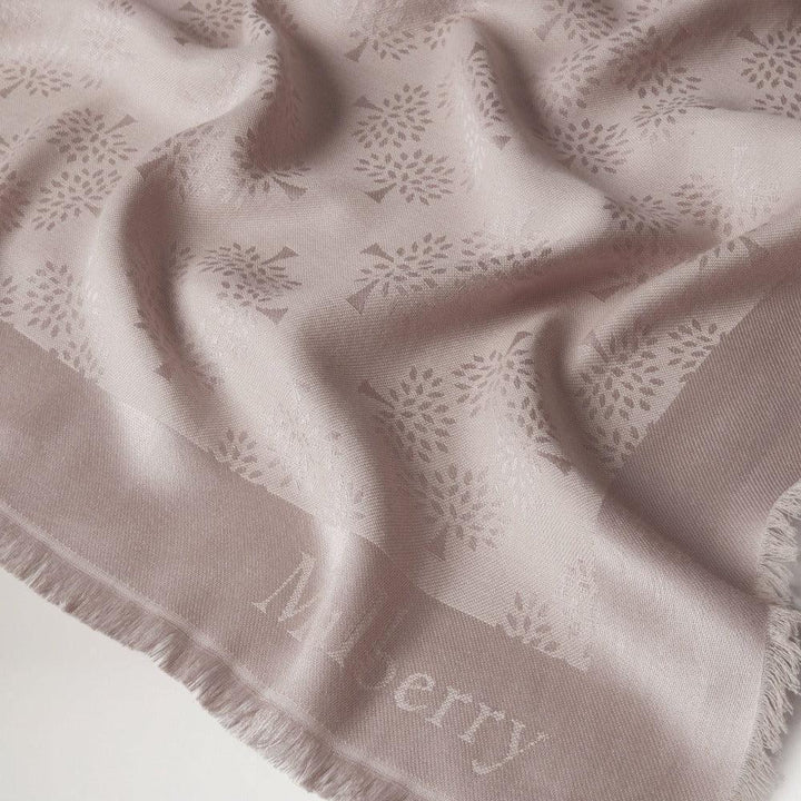 Mulberry Tree Square Silk Organic Cotton Rosewater halsduk i ljusrosa med trädmönster, lätt frans. Modell VS4639709J633