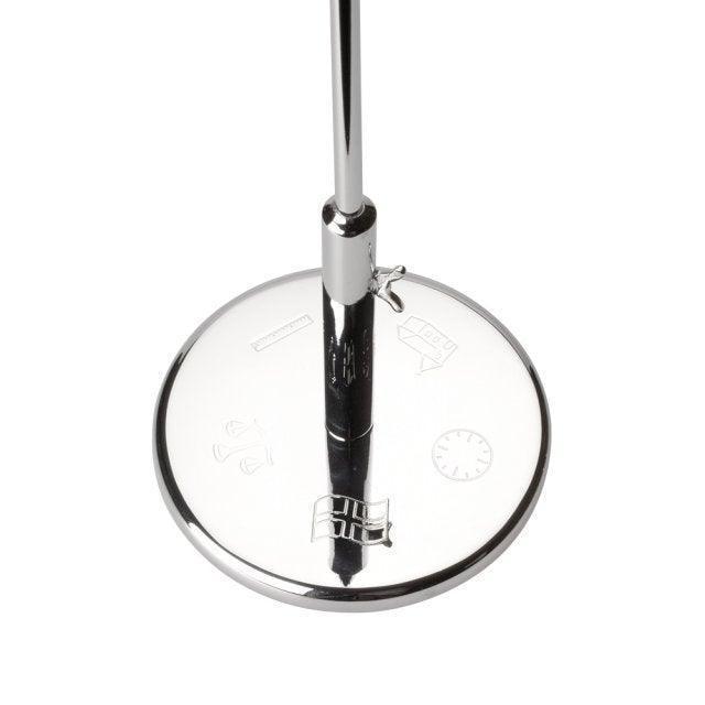 Nordahl Andersen flaggstång med motiv på en rund, blank metallfot med graverade ikoner. Modell 150-81024-2