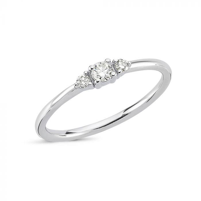 nuran-14kt-petit-ring-med-diamanter visar en smal vitguldsring med tre små diamanter. Modell R1110HG-015-001-1