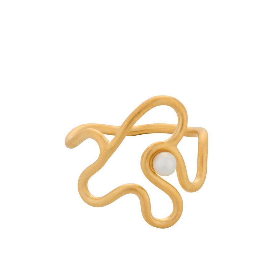 Pernille Corydon Bay Pearl Ring med organiskt guldpläterad vågig design och en vit pärla framtill. Modell R-115-GP-003-1
