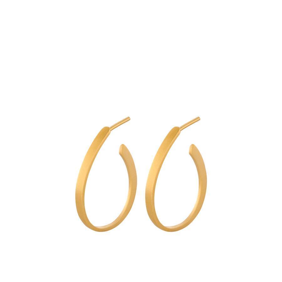 Pernille Corydon Berlin Creol E-109-GP visar en uppsättning enkla guldfärgade kreolringar. Modell E-109-GP.