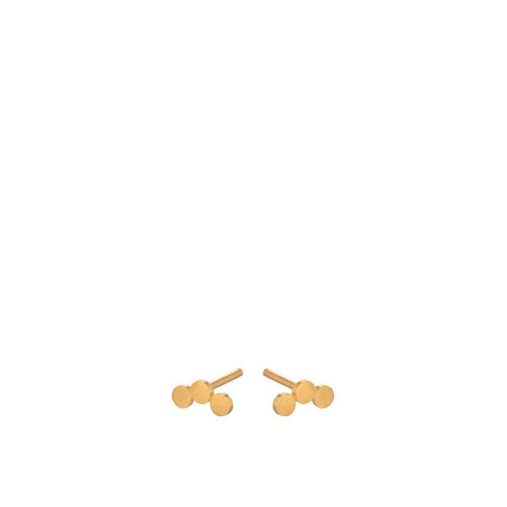 Pernille Corydon Berlin Dubbar, enkla små dubbar i guldfärgad metall, sett på vit bakgrund. Modell E-222-GP
