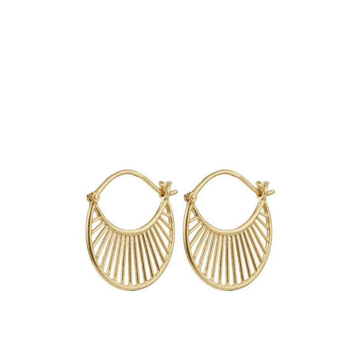 Pernille Corydon Daylight Örhängen, guldpläterade creoler med linjedetalj, modell E-571-GP-1.