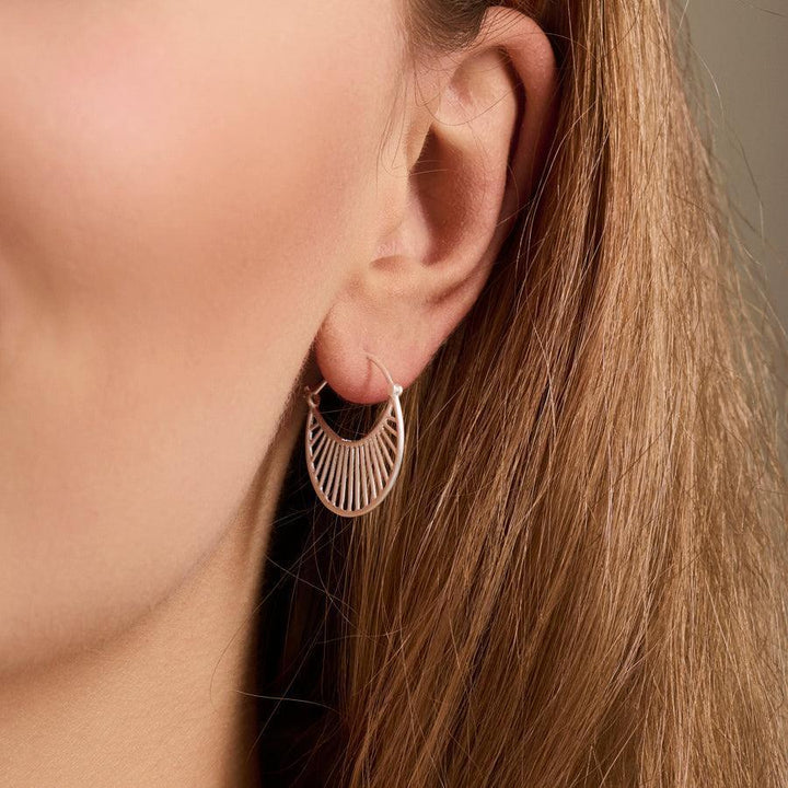 Pernille Corydon Daylight Örhängen syns på örat, silver, delikat sunburst design. Modell e-571-s
