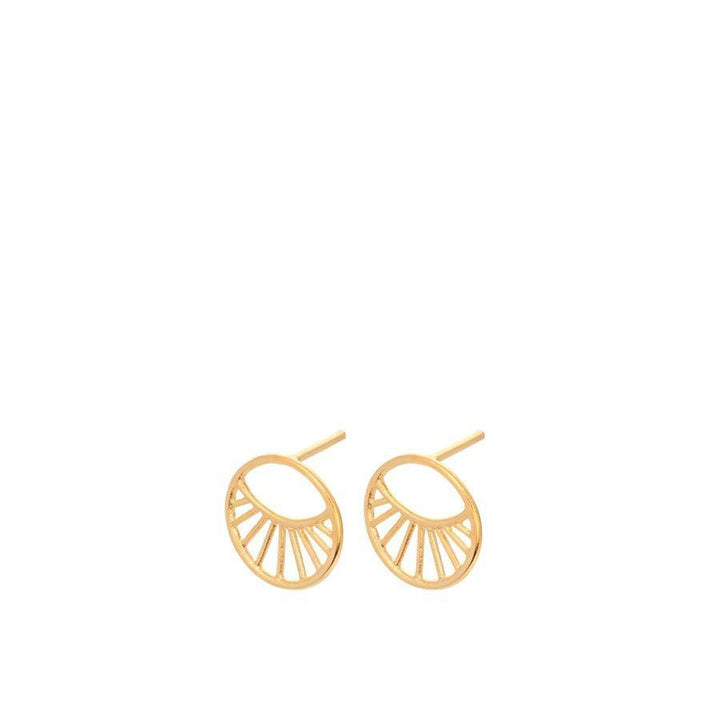 Pernille Corydon Daylight Studs har små, runda, guldpläterade dubbar med en sunburst-design. Modell E-572-GP