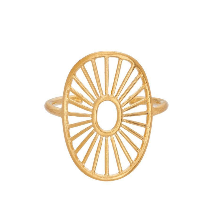 Pernille Corydon Daylight Ring R-571-GP har en oval guldpläterad fingerring med en sunburst-design. Modell R-571-GP-001