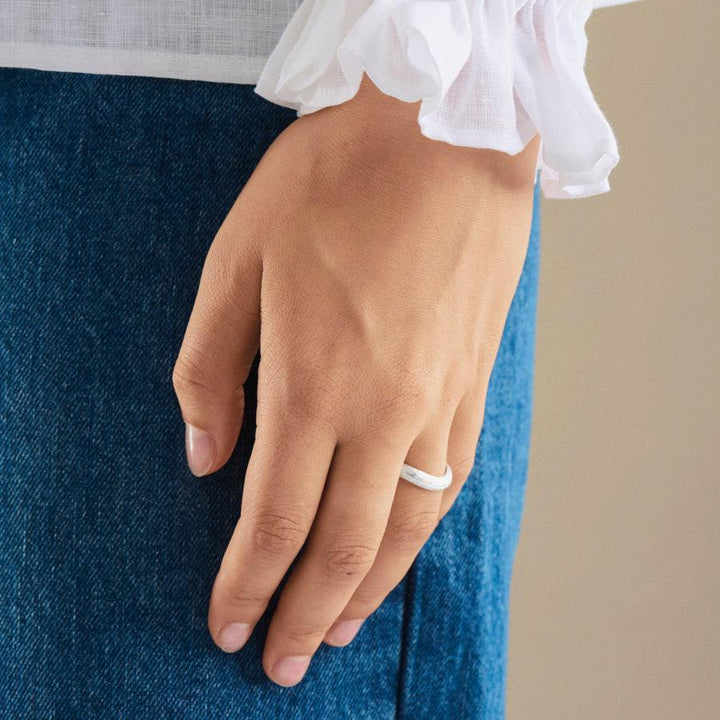 Pernille Corydon Elva Ring visad på hand, silverring i minimalistisk stil. Modell R-249-S-001