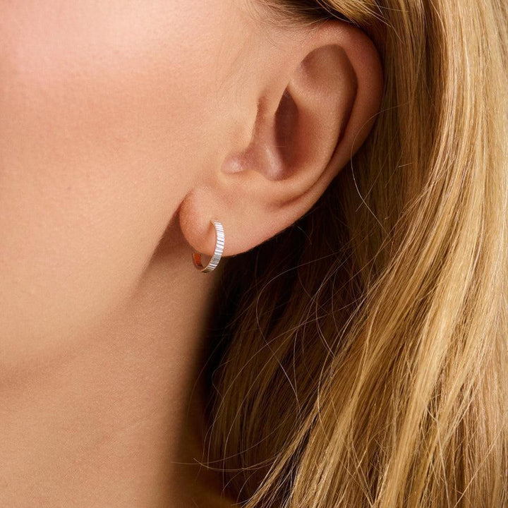 Pernille Corydon Sea Reflection Mini Hoops visade i örat, silver creol med räfflad yta. Modell E-483-S