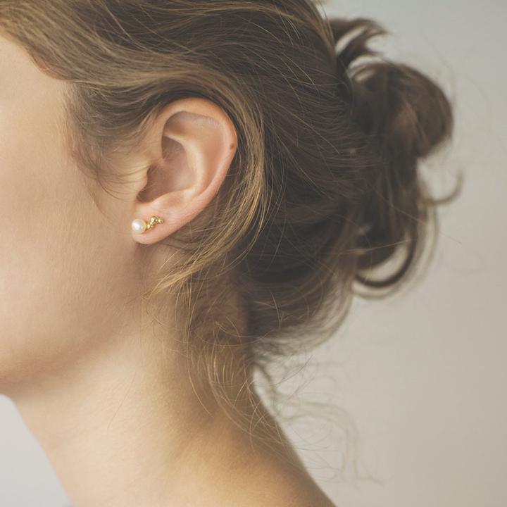 Polar Jewelry Bubble Guldpläterat örhänge Höger visat bärs på örat, elegant guldfinish med pärldetaljer. Modell WP-00110-2