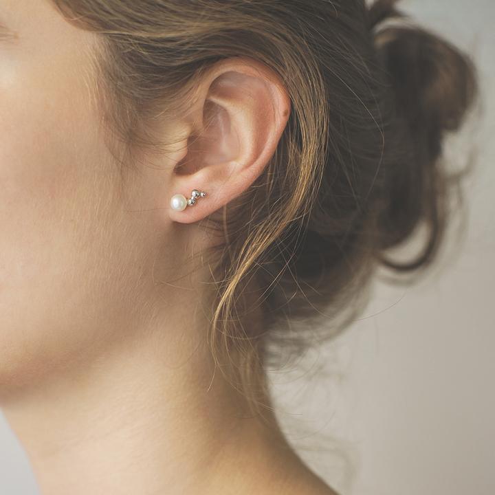 Polar Jewelry Bubble Silver Stud Örhängen visas på örat, pärlor och små silverbubblor, modell bub-st-l-sl-wp-00141-2