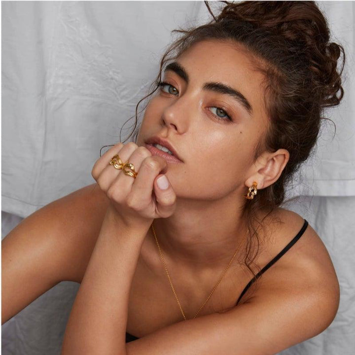 Polar Jewelry Cosmos Gold Plated Hoop Single framstår som bärs av kvinna, elegant och gyllene. Modell COS-HP-GD-WZ-00403