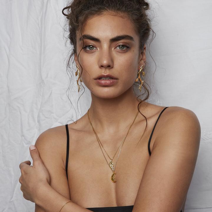 Polar Smycken Moon Guldpläterat halsband visas Bärt av modell, Detaljerat Moon Pendant i guld, modell TMO-NL-GD-00249-2