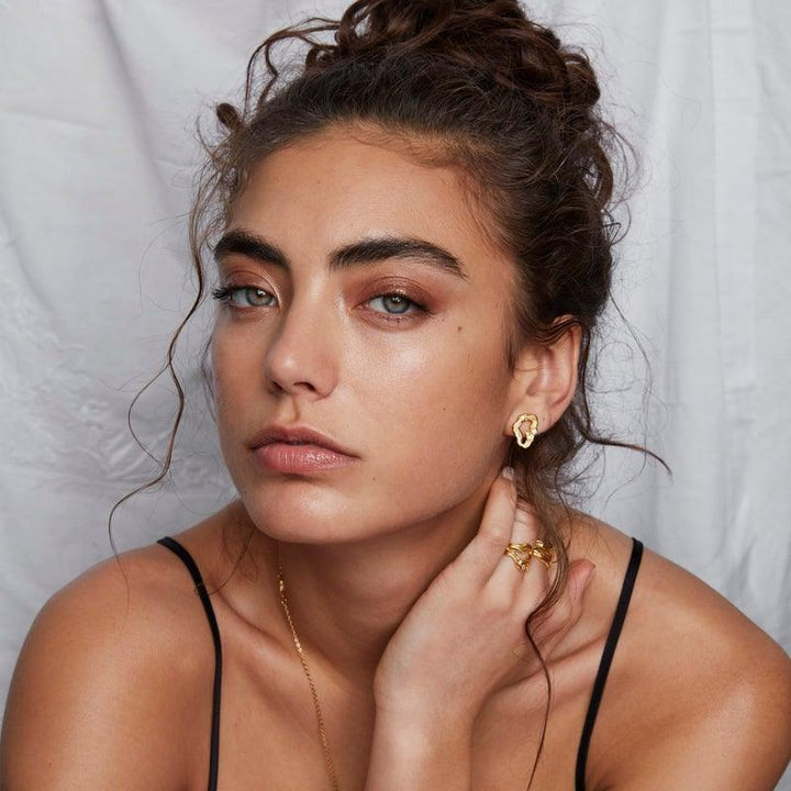 Polar Jewelry Stellar Guldpläterat örhänge Singel som bärs av kvinna, organisk gyllene form, modell st-gd-wz-00401-2