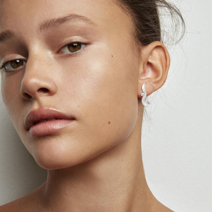Polar Jewelry The Darning Needle silverörhänge som visas bärs av modellen i närbild, modell sl-wz-00309-2