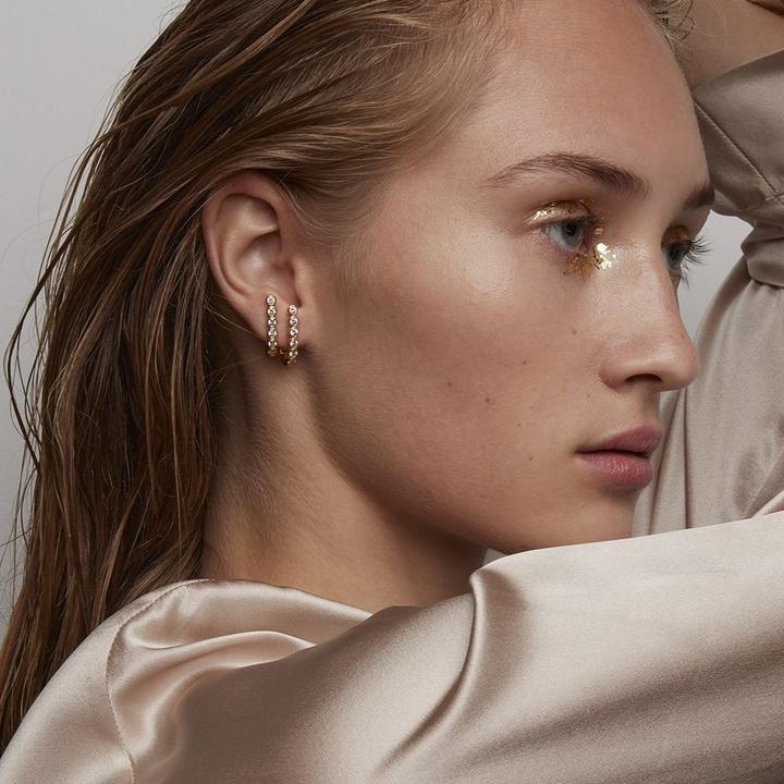 Polar Jewelry The Hierophant forg. örhänge i guld med sten som bärs av kvinna, modell thi-st-gd-wz-00240-2