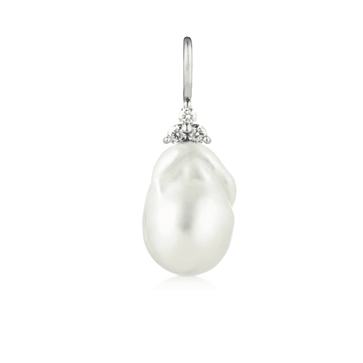 RO COPENHAGEN 18KT FRYD Baroque Pearl Pendel, vit barockpärla med diamantdetaljer i 18kt guld. Modell 106699-1