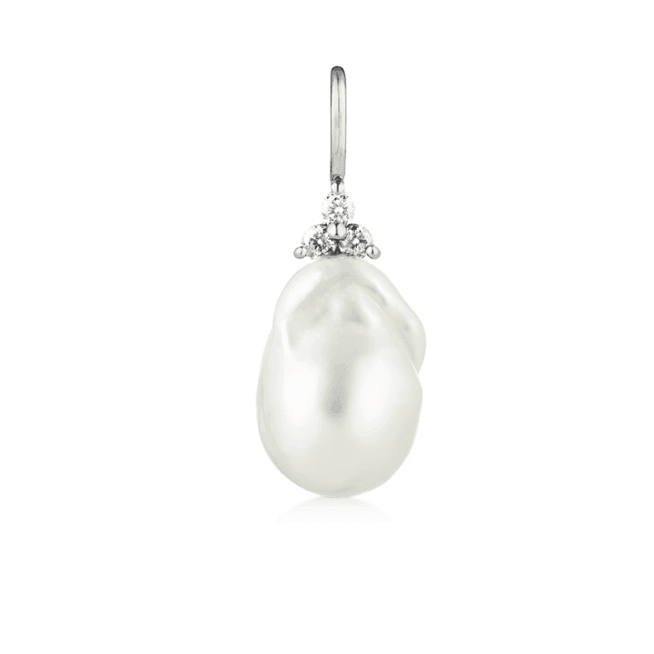 RO COPENHAGEN 18KT FRYD Baroque Pearl Pendel, vit barockpärla med diamantdetaljer i 18kt guld. Modell 106699-1